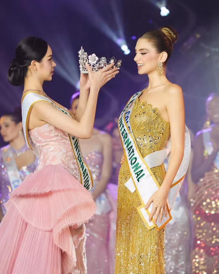 Với vai trò Miss International 2024, ngày 27/11, Thanh Thủy trao vương miện cho mỹ nhân Colombia Catalina Duque. Sau khi hoàn thành nhiệm kỳ, mỹ nhân Việt vừa viết tâm thư. Ảnh: FB Thanh Thủy.