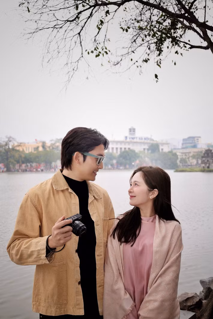 Ngọc Huyền và Đình Tú về chung một nhà từ năm 2025. Trong một cuộc phỏng vấn với VOV, Đình Tú cho biết hai vợ chồng đang trong quá trình sửa tổ ấm nên tạm thời ở cùng bố mẹ vợ. Ảnh: FB Đình Tú.