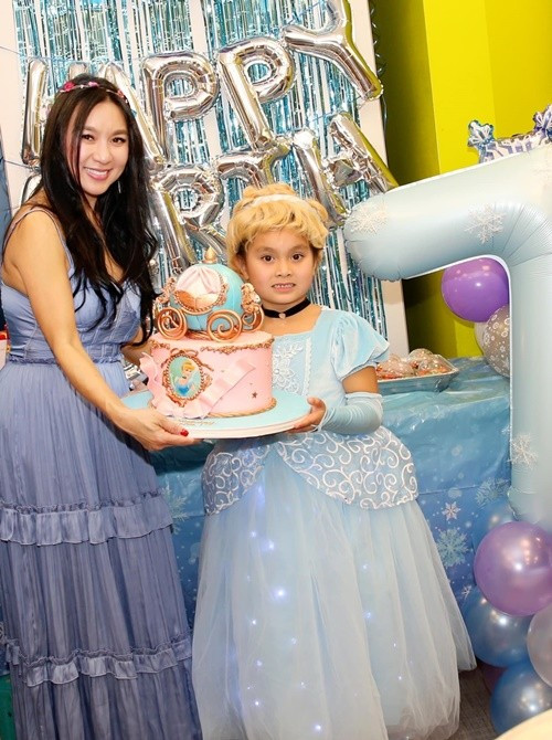 Gia đình Y Phụng có truyền thống nghệ thuật. Ảnh: FB Y Phụng.