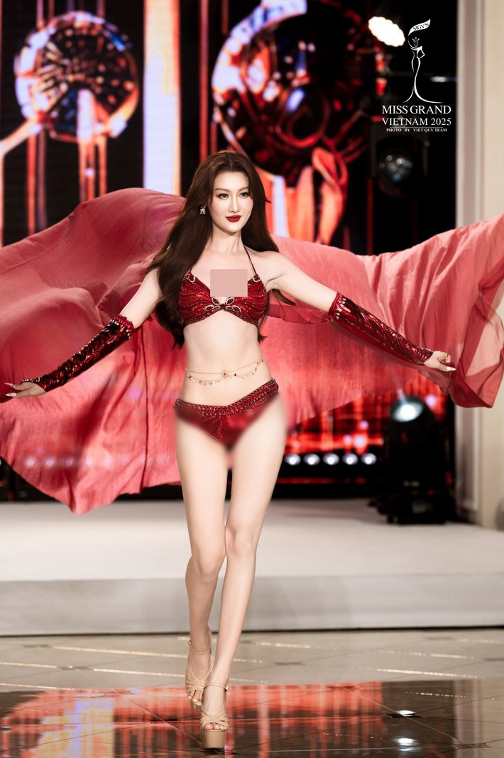 Mới đây, trong một hoạt động thuộc khuôn khổ cuộc thi Miss Grand Vietnam 2025, Võ Lê Quế Anh cùng các thí sinh trình diễn áo tắm.