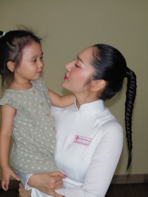 Bảo Anh thường xuyên khoe ảnh ái nữ nhưng giữ kín danh tính bố của con gái. Ảnh: FB Bảo Anh.