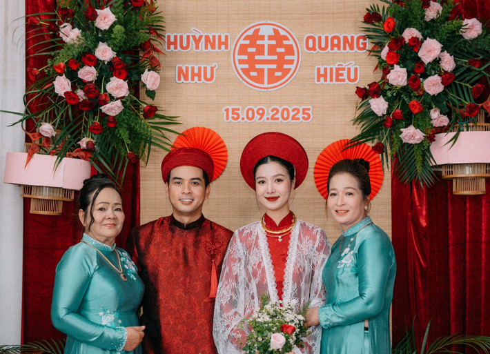 Cô dâu chú rể rạng ngời hạnh phúc trong tà áo dài.