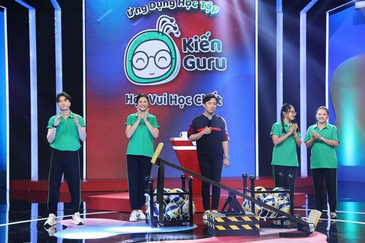 Trấn Thành chia sẻ trên VOV: "Có một số sự thật bị đẩy đi quá xa. Người ta chỉ bằng lòng với một cô Phương Mỹ Chi bán chè, hát hay và hát miễn phí cho người ta nghe. Người ta không bằng lòng với một Phương Mỹ Chi cũng hát hay như vậy nhưng nhận một số tiền cho một show diễn. Điều đó hoàn toàn không hợp lý bởi vì mỗi một con người, khi người ta đạt đến một giá trị nào đó thì người ta được phép được trả công xứng đáng với giá trị của người ta. Hãy thương một Phương Mỹ Chi trên sân khấu thay vì hà khắc về cuộc sống thường ngày của cô bé còn nhỏ tuổi". Ảnh: VOV.