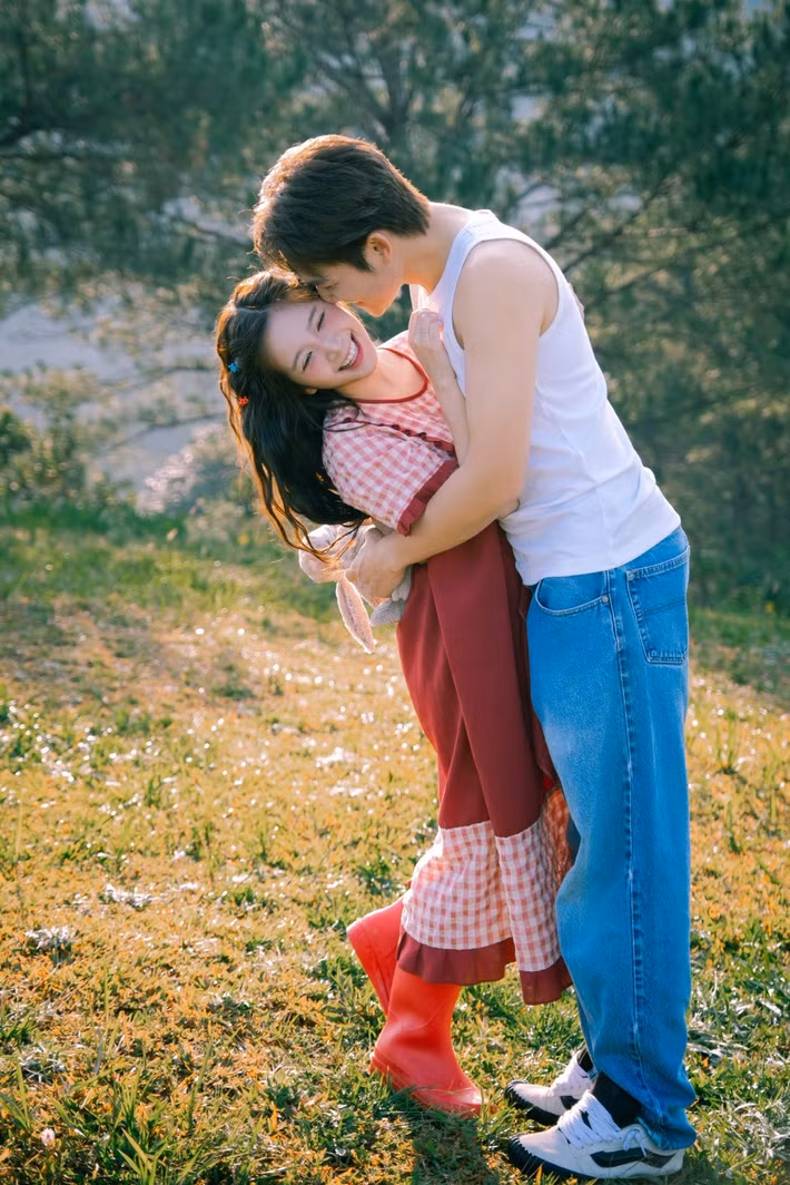 Đạo diễn Bùi Tiến Huy của phim Thương ngày nắng về khuyên Đình Tú hãy làm quen với Ngọc Huyền. Từ đó, nam diễn viên bắt đầu nghĩ đến nữ đồng nghiệp nhiều hơn, nhưng không chủ động 'cưa cẩm' mà tin rằng nếu có duyên thì hai người sẽ có dịp gặp lại. Ảnh: FB Đình Tú.