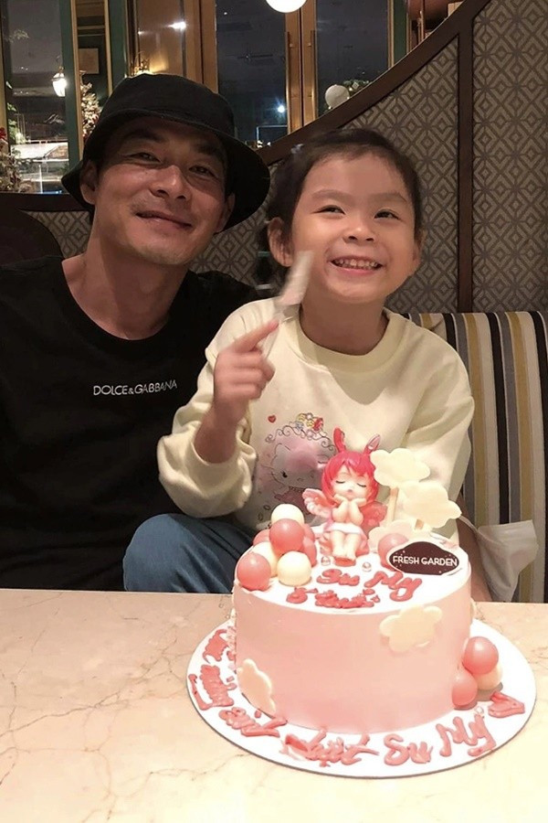 Nói về con gái chung với Phượng Chanel, nam diễn viên cho biết anh vẫn thường xuyên gặp con. “Con gái tôi sống ở Hà Nội cùng mẹ. Thời gian gần đây, tôi thích quay phim ngoài Hà Nội hơn vì có thể gặp con nhiều hơn”, Quách Ngọc Ngoan chia sẻ. Ảnh: Gia Đình Xã Hội.