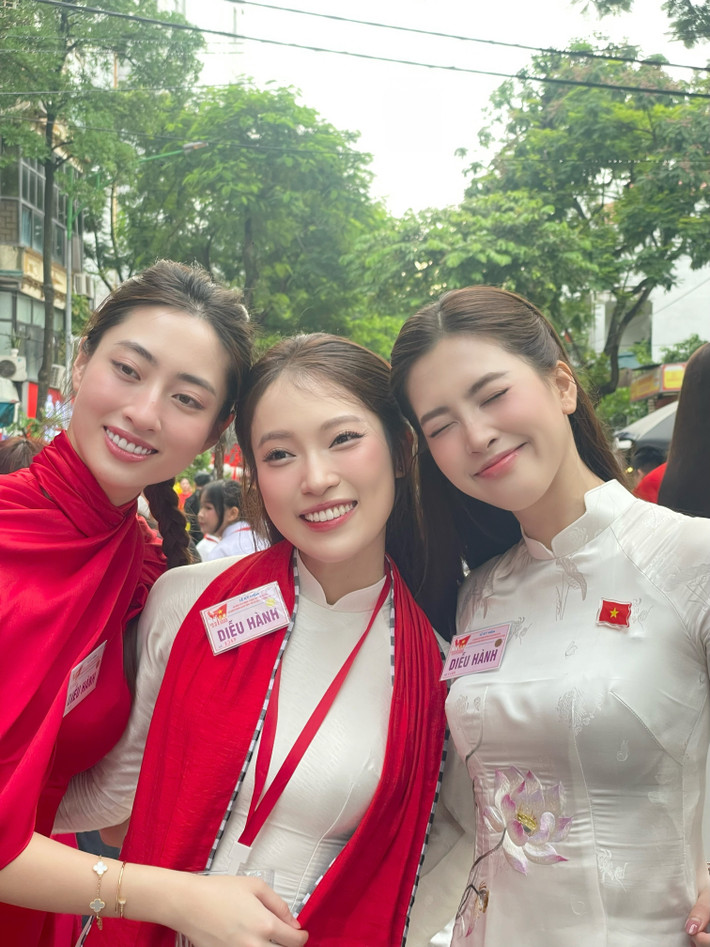 Tiểu Vy chụp ảnh kỷ niệm cùng Lương Thùy Linh trong buổi tổng duyệt. Ảnh: Sen Vàng.