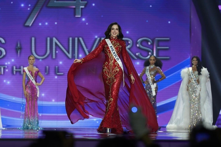 Trong chung kết Miss Universe 2025, trước câu hỏi của top 5: “Nếu bạn đăng quang, bạn sẽ dùng tiếng nói của mình để trao quyền cho các cô gái trẻ như thế nào?", mỹ nhân Mexico đáp: "Nếu đăng quang, tôi sẽ nói với các cô gái rằng hãy tin vào sức mạnh của sự chân thành. Hãy tin vào chính mình. Ước mơ của bạn rất quan trọng, trái tim bạn cũng rất quan trọng. Và đừng bao giờ để ai khiến bạn nghi ngờ giá trị của mình, bởi vì bạn xứng đáng với tất cả, bạn mạnh mẽ, và tiếng nói của bạn cần được lắng nghe". Ảnh: Miss Universe.