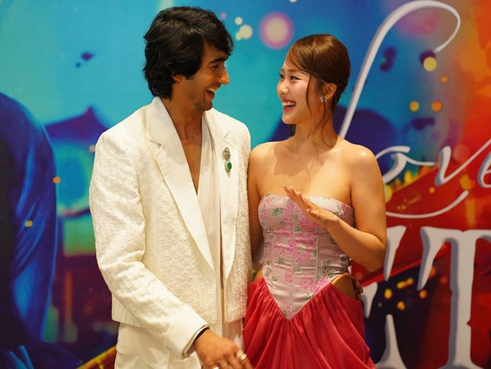 Theo Vietnamnet, trong Love in Vietnam, Shantanu Maheshwari đóng vai Manav- một chàng trai trẻ người Punjab mang trong mình ước mơ trở thành ca sĩ, được bác gửi sang Việt Nam. Còn Khả Ngân vào vai Linh - một nghệ sĩ người Việt mà Manav đem lòng yêu. Ảnh: Vietnamnet.