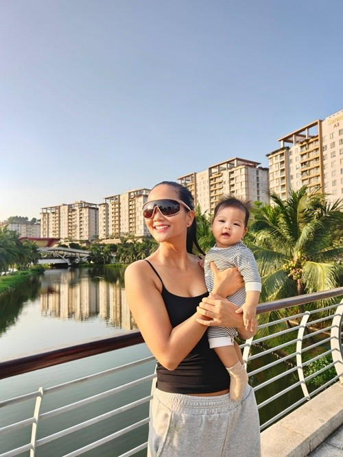 Người đẹp cũng lựa chọn trang phục đơn giản, năng động khi chạy bộ buổi sáng cùng con gái. Ảnh: FB H’Hen Niê.