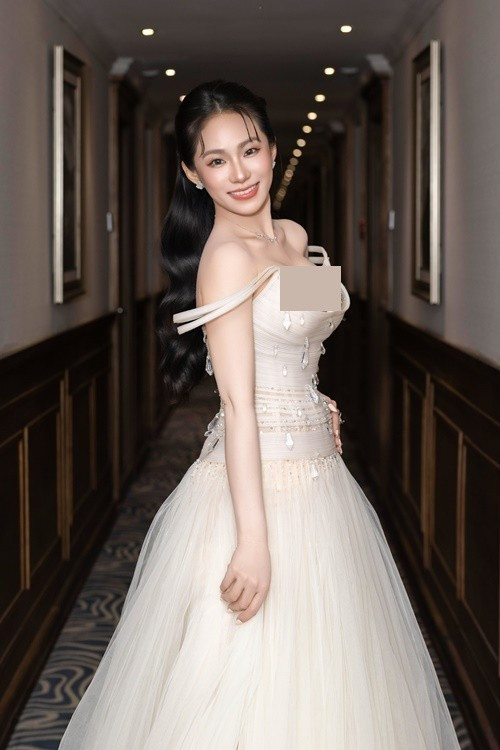 Khoảng 1-2 năm trở lại đây, Lương Bích Hữu giảm cân thành công. Bên cạnh nhan sắc thăng hạng, nữ ca sĩ còn nhận được nhiều lời khen ngợi từ phía người hâm mộ bởi phong cách thời trang trẻ trung, gợi cảm.