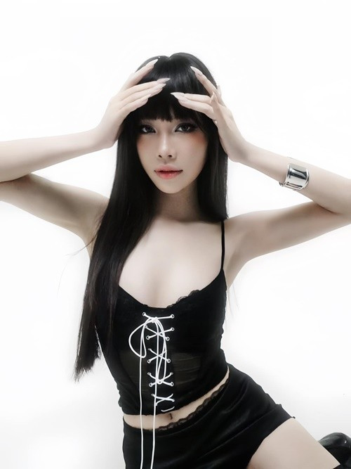 Bảo Uyên còn tiết lộ bản thân bị từng bị chèn ép ở Giọng hát Việt 2015: “Khi tôi dừng lại ở bán kết, có rất nhiều anh chị nói rằng tôi không được vào chung kết vì không được lòng cô. Tôi còn là bản sao nên có thể soán ngôi cô bất cứ lúc nào, có thể là bản sao của người khác nhưng đừng là của cô. Trong đêm chung kết, với giọng hát cao chót vót, tôi hát chung với cô, sẽ dễ mọi người bị so sánh". Một số cư dân mạng đoán già đoán non Bảo Uyên đang tố Mỹ Tâm bởi Bảo Uyên là học trò của “họa mi tóc nâu” ở Giọng hát Việt 2015 cũng như Bảo Uyên có danh xưng là bản sao Mỹ Tâm. Ảnh: FB Bảo Uyên.