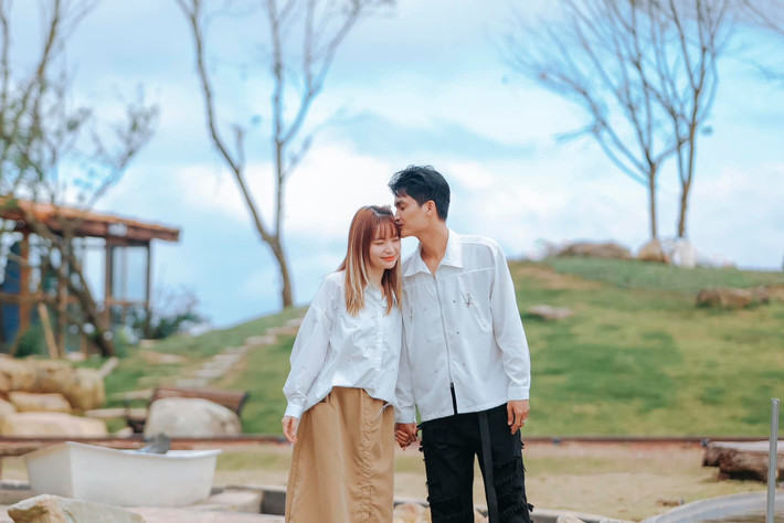 Trên trang cá nhân, Mạc Văn Khoa thường xuyên chia sẻ hình ảnh đời thường của gia đình nhỏ, từ bữa cơm giản dị đến những khoảnh khắc quây quần bên con gái.