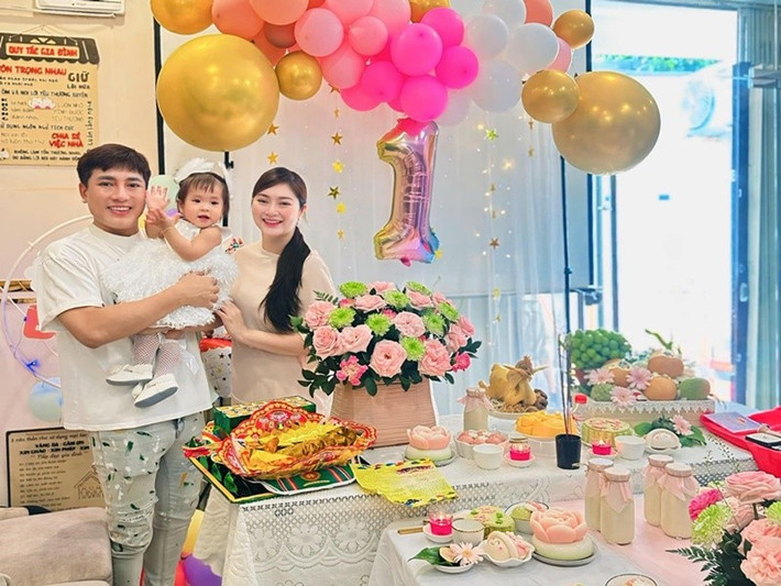 Trên trang cá nhân, Thanh Trúc vừa lên tiếng về việc liên tục đăng ảnh chồng con. "Có mấy bạn thắc mắc là sao mình cứ đăng hình con cái, chồng hay gia đình lên hoài vậy. Vậy chứ theo mấy bạn, Facebook của mình thì mình đăng hình ai lên bây giờ? Hình của mấy bạn, hay là hình động vật hoang dã, hay là những đồ vật vô tri. Cuộc đời mình bây giờ chỉ quẩn quanh với công việc và gia đình vậy thôi đó. Chịu, không chịu cũng phải chịu", Thanh Trúc cho hay. Ảnh: FB Thanh Trúc.