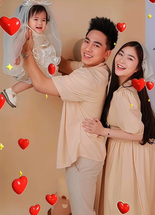 Chia sẻ về ngày thôi nôi của con gái, Thanh Trúc nhắc đến chồng: "Ngày thôi nôi là ngày mà gia đình trông chờ nhất khi con còn là 1 đứa trẻ, nên mẹ muốn Kỳ Kỳ phải có 1 lễ cúng thật đẹp, thật ấm cúng và trọn vẹn. Và con đã làm cho bố mẹ mát mặt khi liên tục vui cười và “ạ” với người lớn". Ảnh: