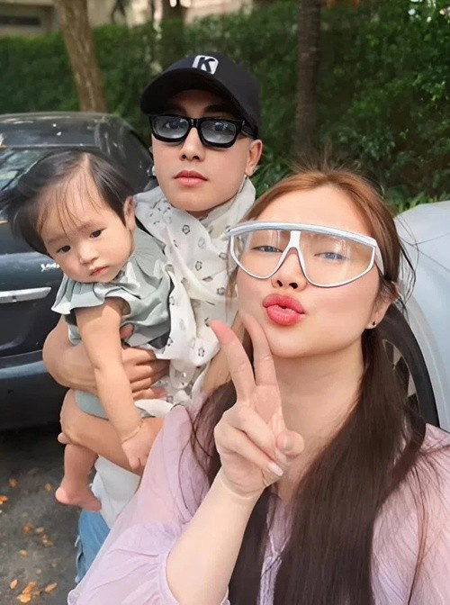 Thanh Trúc và Châu Khải Phong đều cưng chiều con gái chung. Ảnh: Phụ Nữ Số.