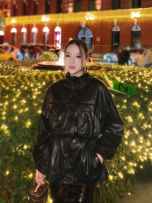 Diễn viên Băng Di cũng du lịch Thượng Hải dịp Giáng sinh 2025. Ảnh: FB Băng Di.