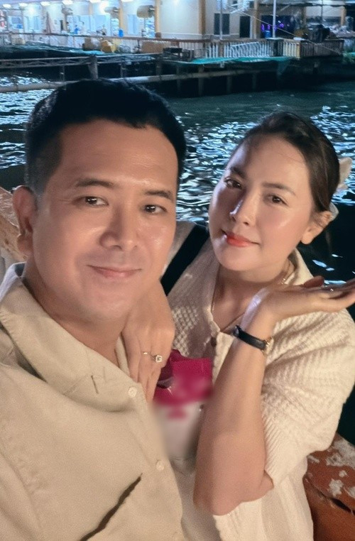 Bên cạnh khoảnh khắc mừng tuổi mới, Hùng Thuận còn chia sẻ thêm hình ảnh hai vợ chồng du xuân đầu năm: cùng ngồi thuyền dạo sông, ghé quán cà phê, đón Tết bên mai vàng.