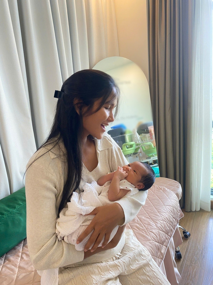 Nàng hậu khoe khoảnh khắc hát ru con gái. Ảnh: FB H'hen Niê.