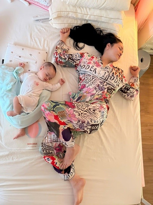 Nữ ca sĩ khoe dáng ngủ của hai mẹ con giống nhau. Ảnh: FB Nhật Kim Anh.