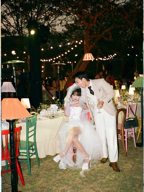 Về phía cô dâu, Khánh Linh tiết lộ cô chỉ đưa ra hai tiêu chí khi chuẩn bị hôn lễ. Thứ nhất, không gian phải nhiều màu sắc, không đơn điệu. Thứ hai, mỗi vị khách đến dự đều phải cảm thấy mình là một phần trong câu chuyện của cô dâu chú rể. Ảnh: Instagram Hoàng Dũng.