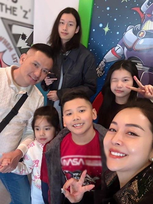 Bảo Nam năm nay 17 tuổi, đang học lớp 12 và cao 1m9. Dù không đam mê nghệ thuật, Bảo Nam có khả năng chơi đàn piano giỏi. Ngoài ra, Bảo Nam đam mê khám phá khoa học và yêu thích máy móc công nghệ.