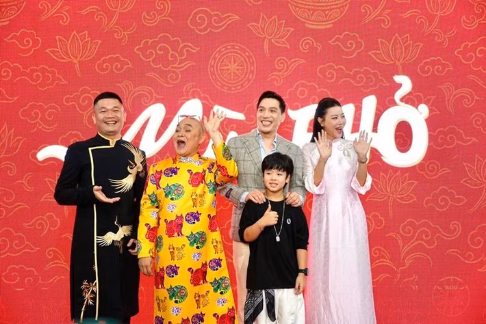 Về cát-sê phim Mùi phở, nghệ sĩ Xuân Hinh hài hước cho biết: "Bây giờ tôi đi diễn cũng không đói kém gì nữa nhưng phải diễn gần 2 tháng trời. Khi anh Minh hỏi về chuyện kinh phí, tôi bảo cho bao nhiêu cũng được. Khi ký hợp đồng, tôi bảo cứ quay bao giờ xong kể cả 3 tháng, không tính ngày. Quay xong tính ra cũng hơi nhiều mà chẳng thu được tiền". Ảnh: FB Xuân Hinh.