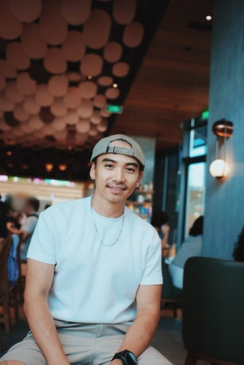 Mới đây, trên trang cá nhân, Tuấn Khôi đăng tải clip ghi lại hình ảnh lấy sữa trữ trong tủ lạnh của H'hen Niê rồi pha cà phê và mời bạn bè uống trong khi những người này không hề biết thành phần. Ảnh: FB Tuấn Khôi.