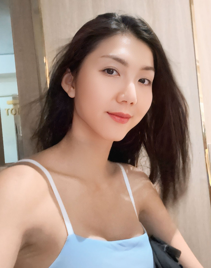 Ngọc Quyên hoạt động trong showbiz Việt từ năm 16 tuổi. Ngoài làm người mẫu, cô còn đóng phim Tuyết nhiệt đới, Có lẽ nào ta yêu nhau, Mỹ nhân kế, Mẹ chồng.