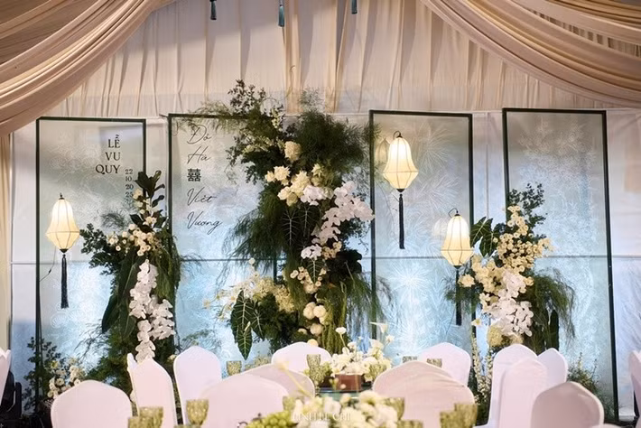Sáng ngày 22/10, lễ đón dâu của Hoa hậu Đỗ Thị Hà diễn ra tại Thanh Hóa. Không gian buổi lễ ngập tràn hoa tươi. Ảnh: Vietnamnet.