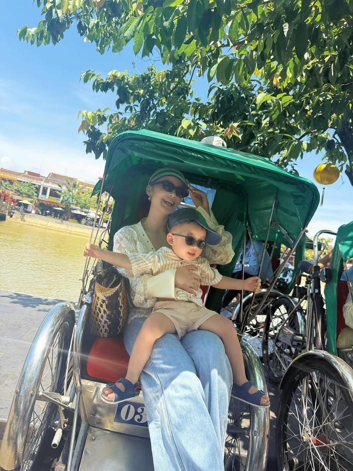 Chia sẻ về việc làm mẹ, Minh Hằng cho hay: "Trước khi có em bé, mình chỉ nghĩ chỉ nũng nịu, yêu thương con thôi. Nhưng thực tế không phải vậy, có quá nhiều thứ khác với mình tưởng tượng. Khi có con, mình có trách nhiệm với con đến hết hành trình sau này". Ảnh: Instagram Minh Hằng.