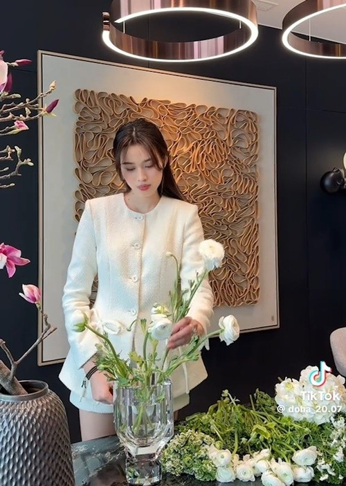 Hoa hậu Việt Nam 2020 còn có sở thích cắm hoa. Từ khi có nhà riêng, Đỗ Thị Hà chăm bày biện hoa tươi. Ảnh: Tiền Phong.