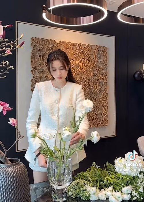 Hoa hậu Việt Nam 2020 còn có sở thích cắm hoa. Từ khi có nhà riêng, Đỗ Thị Hà chăm bày biện hoa tươi. Ảnh: Tiền Phong.