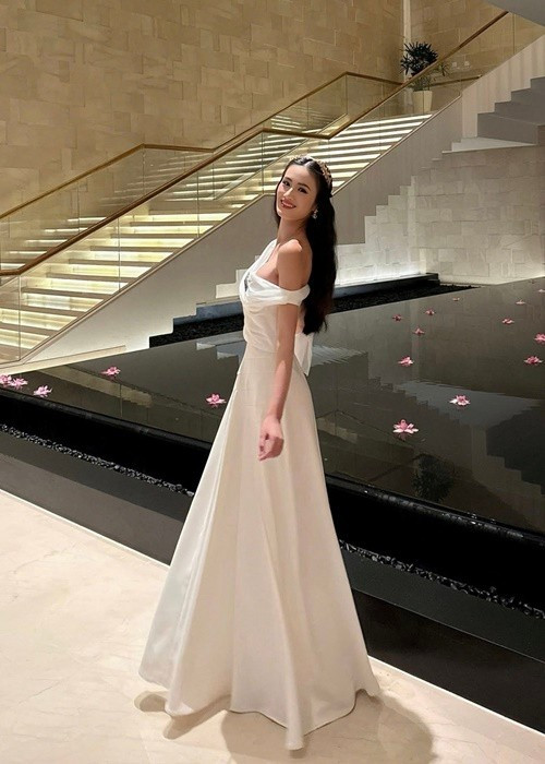 Huỳnh Trần Ý Nhi diện đầm trắng lệch vai, làm tóc xoăn nhẹ, đội vương miện. Ảnh: FB Ý Nhi.