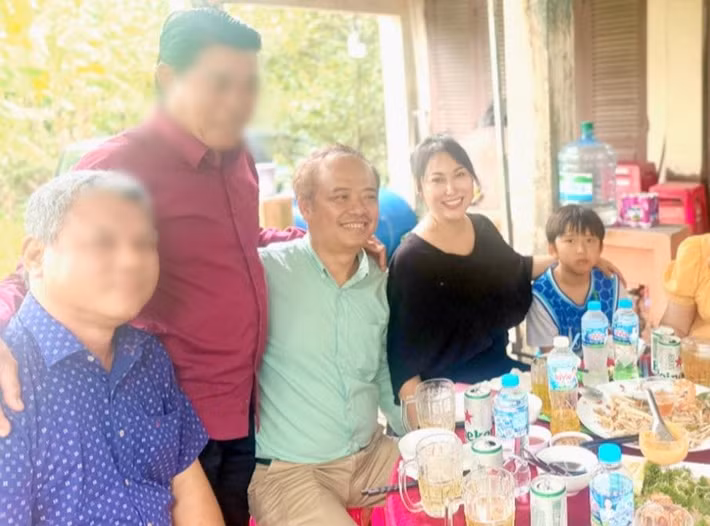 Phi Thanh Vân đã về ra mắt gia đình bạn trai vào dịp giỗ bà nội doanh nhân Chí Phú. Ít ngày trước, cô về đám giỗ mẹ của bạn trai. Phi Thanh Vân được gia đình, họ hàng của doanh nhân Chí Phú yêu thương, chào đón. Ảnh: FB Phi Thanh Vân.