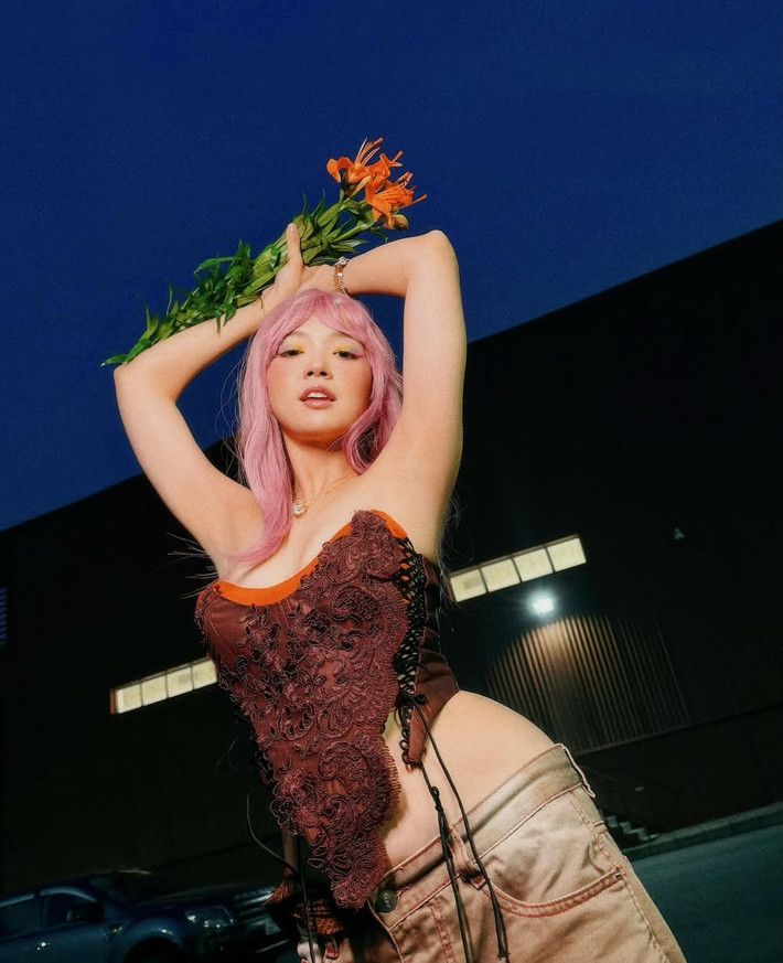 Theo Harper’s Bazaar Việt Nam, phía Suni Hạ Linh khẳng định, nữ ca sĩ không đi hát hội chợ. Ảnh: Instagram Suni Hạ Linh.