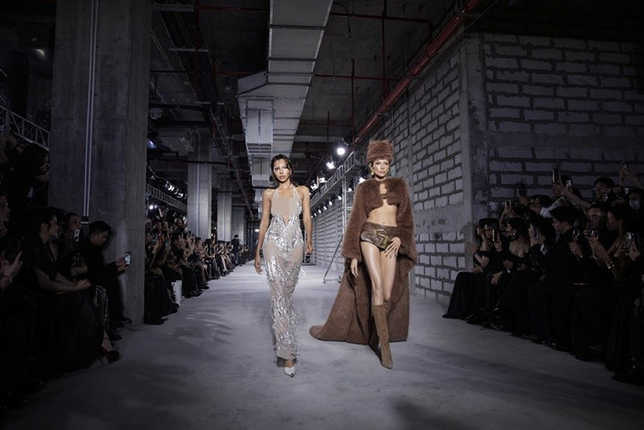 20 năm đứng trên sàn diễn, Võ Hoàng Yến đã đi qua đủ những đỉnh cao, thử thách và cả những khoảnh khắc làm lại từ đầu. Tuy nhiên, điều khiến cô hạnh phúc nhất, chính là được nhìn thấy những lớp người mẫu trẻ đang cháy hết mình, luôn nỗ lực để đưa thời trang Việt vươn xa, mạnh mẽ và tự tin hơn trên bản đồ quốc tế.