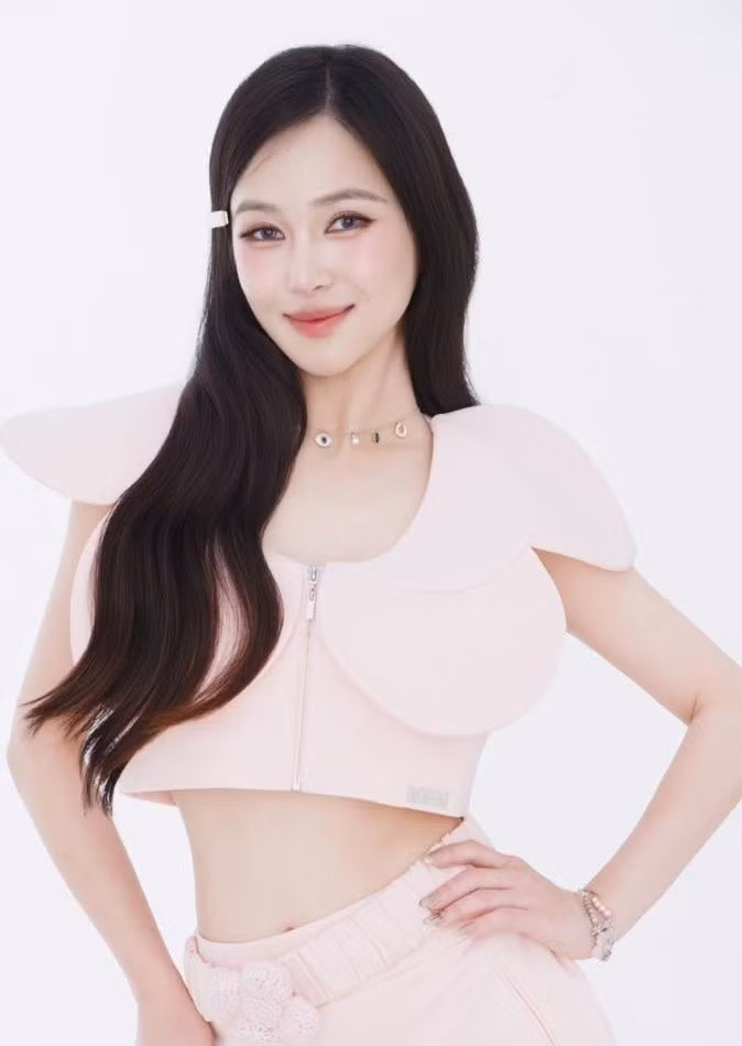 Giữa đỉnh cao sự nghiệp, Hương Tràm quyết định tạm dừng mọi hoạt động tại Việt Nam để sang Mỹ du học từ năm 2019. Khi sang Mỹ, Hương Tràm đổi nghệ danh thành Charmy Phạm và vẫn nhận show biểu diễn.