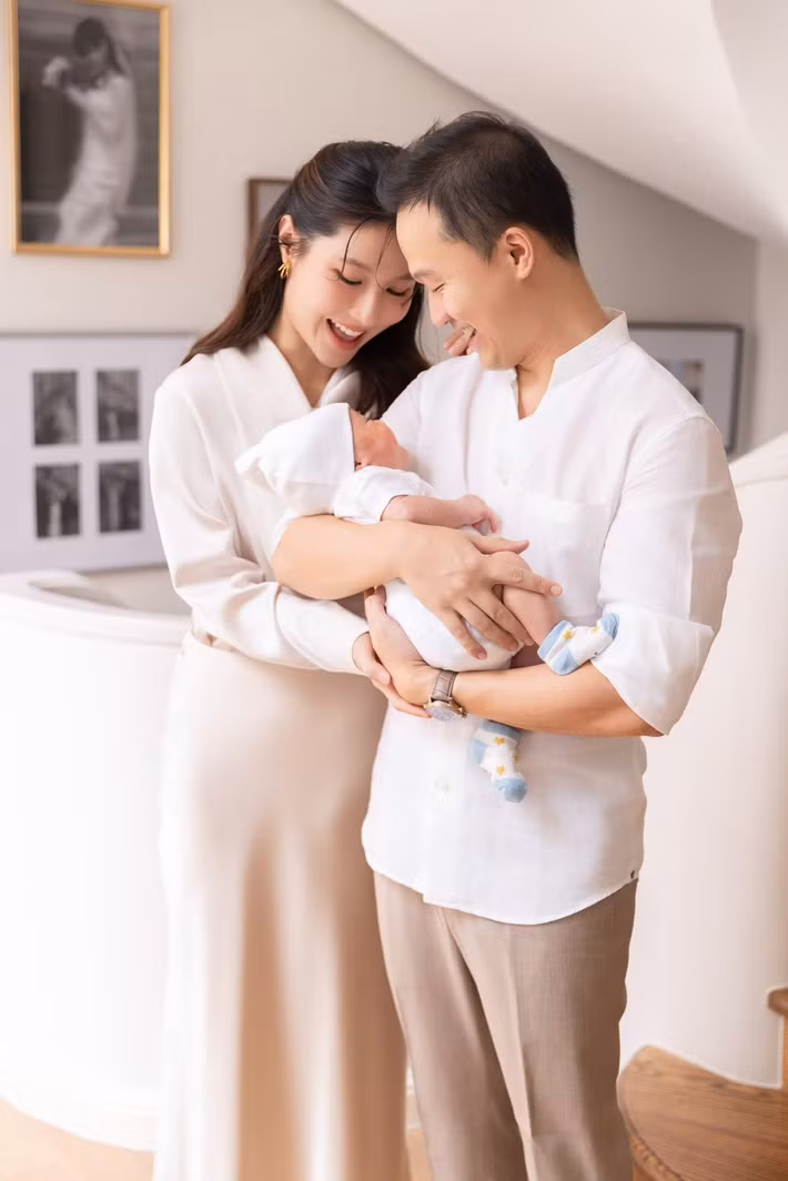 Vinh Nguyễn không hoạt động trong lĩnh vực giải trí nhưng luôn đồng hành cùng vợ. Anh được nhận xét là chỗ dựa vững chắc, giúp Diễm My 9X an tâm cân bằng giữa cuộc sống gia đình và công việc. Ảnh: FB Diễm My 9X.