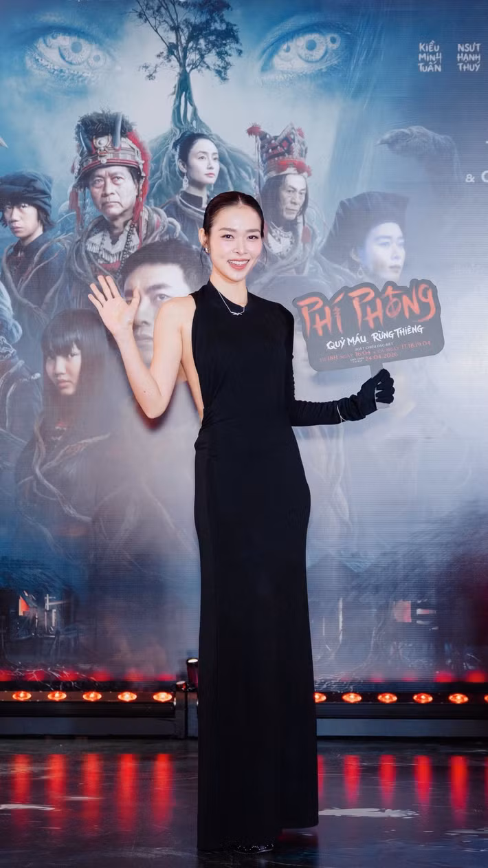 Diệp Bảo Ngọc đang là cái tên thu hút sự quan tâm của nhiều khán giả khi đảm nhận vai người mẹ trong dự án điện ảnh kinh dị "Phí Phông: Quỷ máu rừng thiêng". Đây là tác phẩm đang gây sốt tại các rạp Việt, giúp nữ diễn viên khẳng định chiều sâu trong khả năng diễn xuất qua một nhân vật đòi hỏi tâm lý phức tạp.