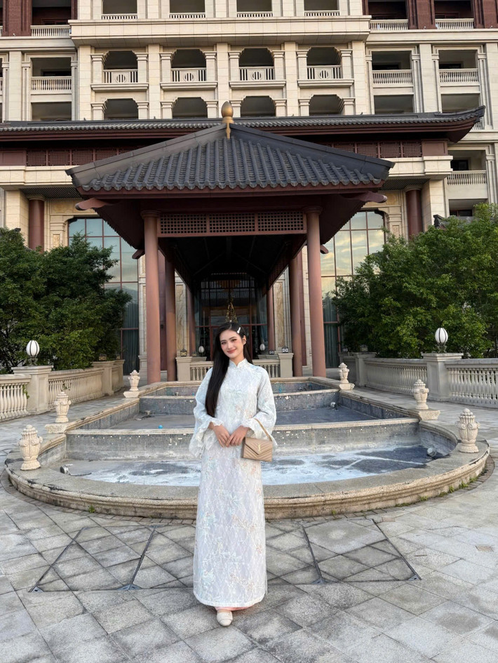 Đầu năm, Hoa hậu Ý Nhi cũng khoe vẻ rạng ngời trong tà áo dài. Hiện tại, người đẹp du học ở Úc. Ảnh: FB Ý Nhi.