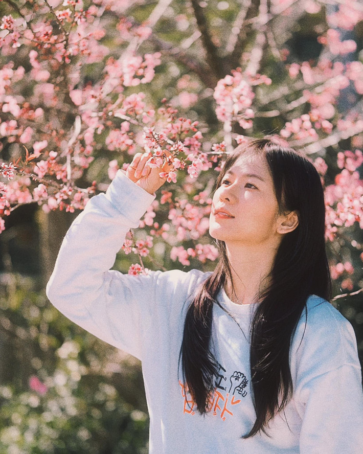 Oanh Kiều ít trang điểm ở đời thường. Nữ diễn viên chia sẻ trên Đời Sống Gia Đình, cô hạn chế trang điểm và thường xuyên để mặt mộc giúp da được 'thở'.