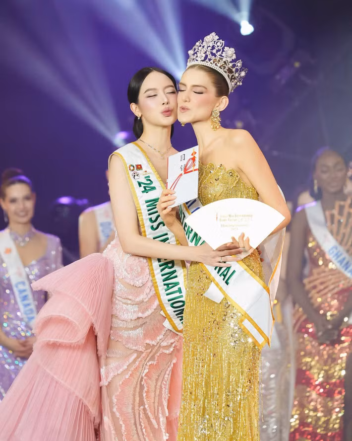 Khi kết thúc nhiệm kỳ, mỹ nhân Việt thật sự xúc động và hạnh phúc trước tình cảm của người hâm mộ, khán giả. Ảnh: FB Thanh Thủy.