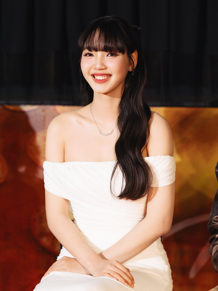 Vẻ đẹp trong trẻo, thanh thoát kết hợp nét quyến rũ tinh tế giúp Đoàn Minh Anh trở thành tâm điểm chú ý khi xuất hiện tại sự kiện.