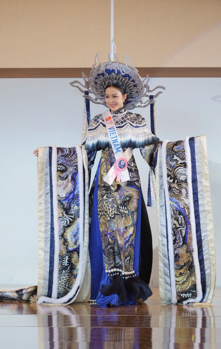 Trong phần thi Trang phục dân tộc, đại diện Việt Nam từng suýt bật khóc vì phụ kiện vòng cổ bị gãy trong quá trình vận chuyển. Cuối cùng, Kiều Duy cũng lấy lại được bình tĩnh, hoàn thành tốt phần trình diễn. Ảnh: FB Kiều Duy.