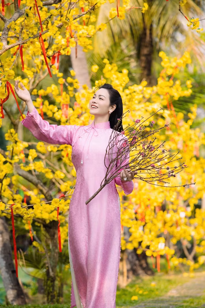 Diện áo dài truyền thống, Nhật Kim Anh toát lên vẻ đẹp dịu dàng nhưng vẫn đầy cuốn hút, như mang theo không khí mùa xuân vào từng khung hình. Ảnh: FB Nhật Kim Anh.