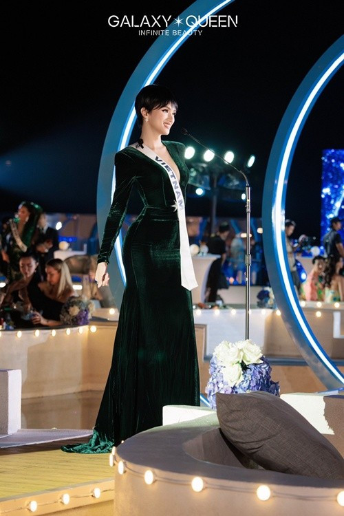 Theo Vietnamnet, Hương Giang chỉ ngủ khoảng 3 tiếng mỗi đêm vì lịch trình cuộc thi dày đặc. Nữ ca sĩ cho biết, do di chuyển nhiều, liên tục trên xe, cô phải hạn chế để tóc xõa. Ảnh: Galaxy Queen.