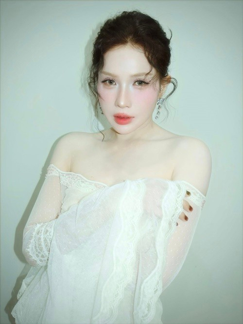 Ngoài các thiết kế ôm sát, nữ diễn viên cũng yêu thích trang phục làm từ chất liệu voan, ren. Những mẫu váy trễ vai, tay bồng hay chi tiết bèo nhún góp phần tạo nên hình ảnh nữ tính và mềm mại.