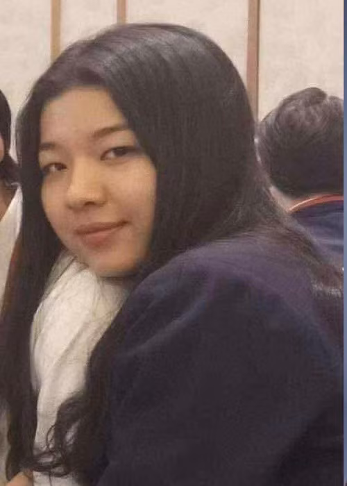 Trên trang cá nhân, nữ ca sĩ Lamoon nhắn nhủ bản thân: "Cảm ơn vì bạn đã từ bỏ sự hoài nghi về bản thân và chưa bao giờ từ bỏ ước mơ lớn của cuộc đời mình!". Đồng thời, giọng ca sinh năm 2003 tiết lộ hình ảnh năm 16 tuổi. Có thể thấy rằng gương mặt của Lamoon tuổi teen khá bầu bĩnh. Ảnh: FB Lamoon.