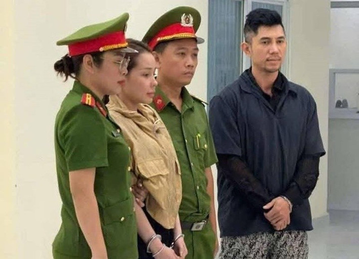 "Anh Quang với tôi là vợ chồng, đã đăng ký kết hôn được 2 năm. Trước đó, chúng tôi sống chung nhiều năm rồi mới cưới. Tài sản thì có lúc chung, lúc riêng. Tất cả tiền thanh toán từ Công ty ZuBu thì chuyển về cho tôi. Còn hộ kinh doanh là anh Quang nhờ V. đứng tên, tôi không được rõ”, Ngân 98 khai. Ảnh: Tiền Phong.