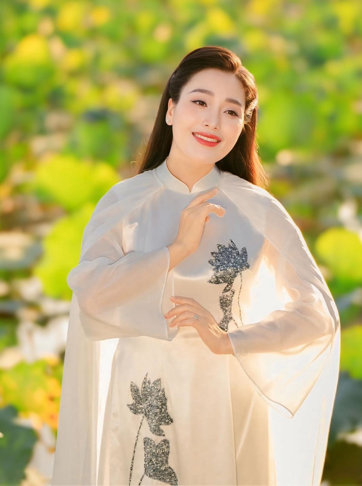 Quán quân Sao Mai 2013 Huyền Trang ủng hộ 100 triệu cho quê nhà Nghệ An. Ảnh: FB Huyền Trang.